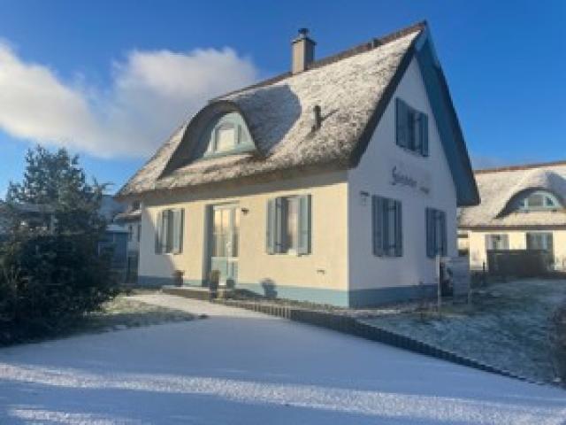 Auszeit am Meer Reethaus Störtebeker eingezäunt, Kamin, Wlan, direkt am Ostseestrand - 1